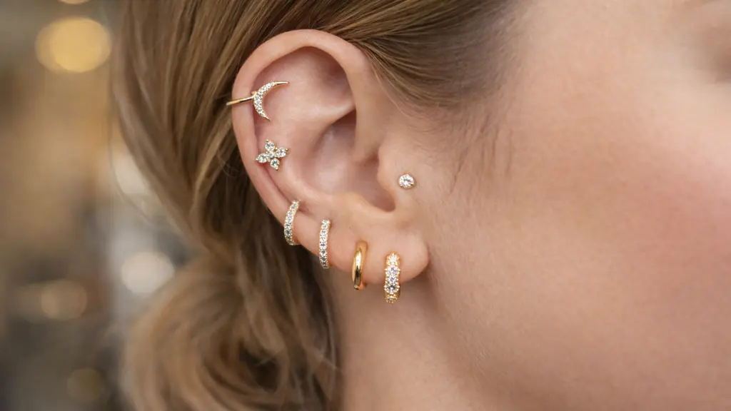 idée piercing oreille avec accumulation de bijoux, lobe, hélix et tragus en composition moderne et élégante