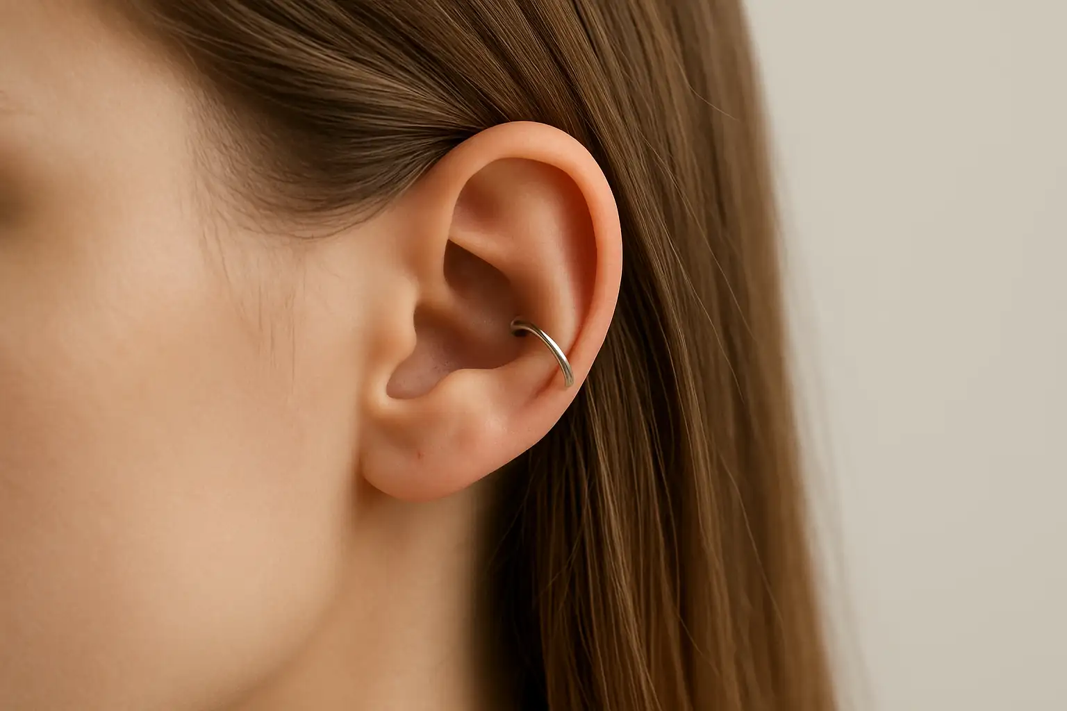 Oreille avec piercing conch élégant en lumière naturelle