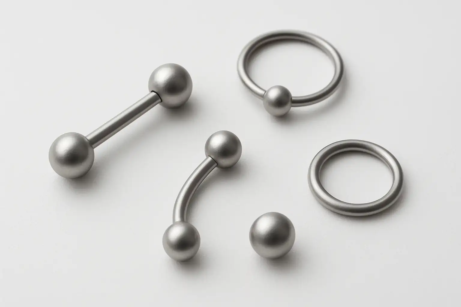 Bijou de piercing en titane présenté sur fond clair